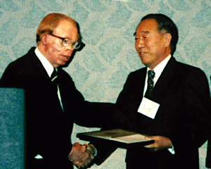 Professor Merrifield (left) Emeritus Chairman Sakakibara (right)